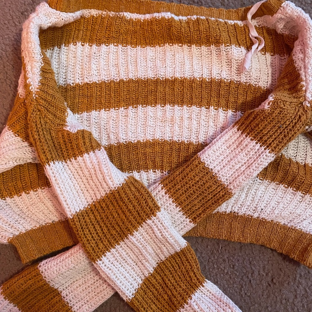 Knitted white and yellow long sleeve